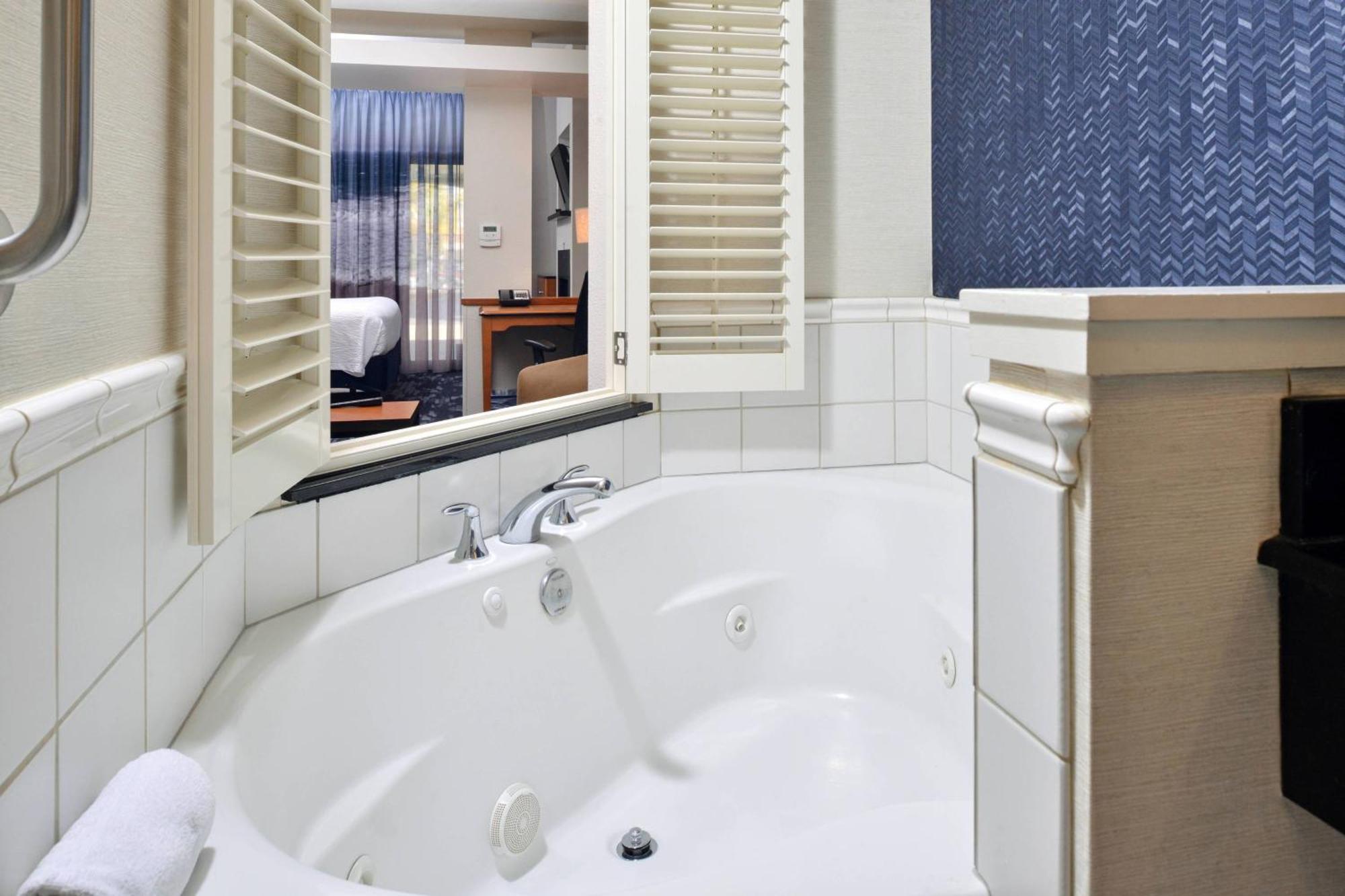 Hotel Fairfield Inn&suites Santa Cruz - 3*